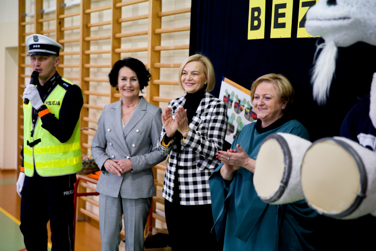 Wicemarszałek Renata Janik, Dyrektor Elżbieta Korus, Dyrektor Szkoły, Funkcjonariusz Policji