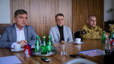 Andrzej Pruś, Jan Maćkowiak I Mężczyzna W Mundurze Strażackim Siedzą Przy Stole
