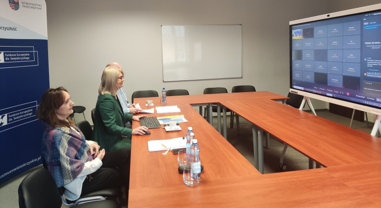 Pracownicy Departamentu Wdrażania Europejskiego Funduszy Społecznego Prowadzą Spotkanie Informacyjne W Formule On Line.