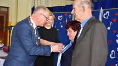 Wójt Gminy Wręcza Medal Jubilatom.