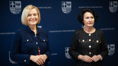 Marszałek Andrzej Bętkowski oraz wicemarszałek Renata Janik podpisali umowy z organizatorami świętokrzyskich ZAZ-ów