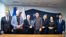 Marszałek Andrzej Bętkowski oraz wicemarszałek Renata Janik podpisali umowy z organizatorami świętokrzyskich ZAZ-ów