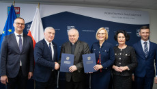 Marszałek Andrzej Bętkowski oraz wicemarszałek Renata Janik podpisali umowy z organizatorami świętokrzyskich ZAZ-ów