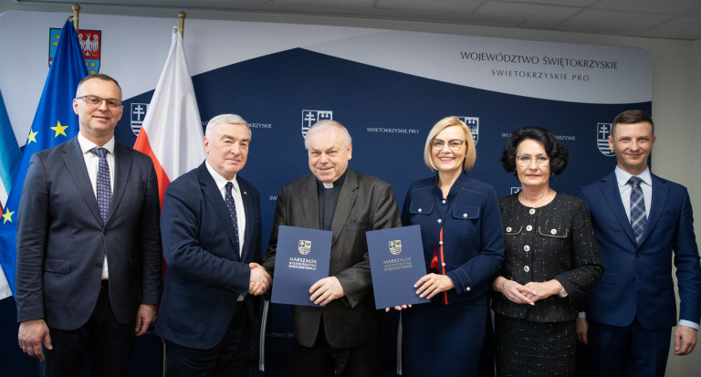 Marszałek Andrzej Bętkowski oraz wicemarszałek Renata Janik podpisali umowy z organizatorami świętokrzyskich ZAZ-ów