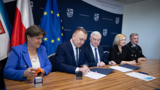 Andrzej Bętkowski I Renata Janik Podpisują Umowy (1)