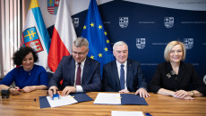 Andrzej Bętkowski I Renata Janik Podpisują Umowy (3)