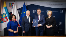 Andrzej Bętkowski I Renata Janik Podpisują Umowy (4)