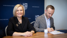 Andrzej Bętkowski I Renata Janik Podpisują Umowy (5)