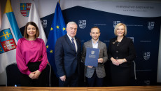 Andrzej Bętkowski I Renata Janik Podpisują Umowy (6)