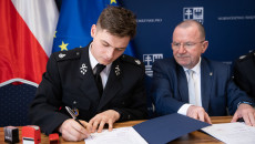 Beneficjenci Podpisują Umowy Z Andrzejem Bętkowskim I Markiem Bogusławskim (3)