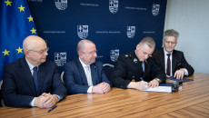 Beneficjenci Podpisują Umowy Z Andrzejem Bętkowskim I Markiem Bogusławskim (7)