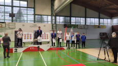 Czwórka Zawodników Stoi Na Podium