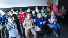 Dzieci Siedzące W Sali Urzędu Marszałkowskiego