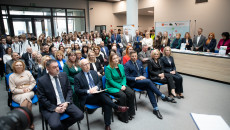 Grupa Gości Giełdy Siedzi Na Krzesłach Ustawionych W Rzędach