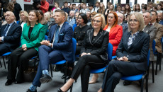 Grupa Osób Siedzących Na Krzesłach, Między Innymi Marcin Chłodnicki, Renata Janik I Aleksandra Marcinkowska