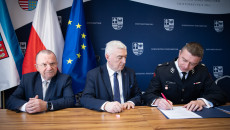 Marek Bogusławski I Andrzej Bętkowski Podczas Podpisywania Umów Z Beneficjentami (2)