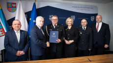 Marek Bogusławski I Andrzej Bętkowski Podczas Podpisywania Umów Z Beneficjentami (5)