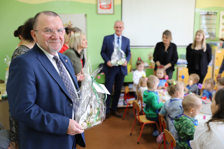 Marek Bogusławski Z Prezentem Dla Dzieci