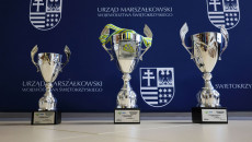 Puchary Oraz Zdobyty Przez Drużynę Z Urzędu Marszałkowskiego Województwa Świętokrzyskiego