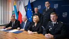 Renata Janik I Andrzej Bętkowski Podczas Podpisywania Umów Z Beneficjentami (4)