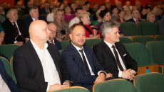 Senator Krzysztof Słoń I Dwaj Inni Mężczyźni Siedzą Na Widowni