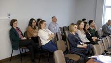 Siedzący Na Krzesłach W Rzędach Uczestnicy Spotkania