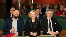 Sołtys Wsi Wiązownica Kolonia Jacek Piwowarski, Renata Janik I Krzysztof Słoń Siedzą Na Widowni