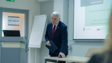 Andrzej Bętkowski stoi koło biurka
