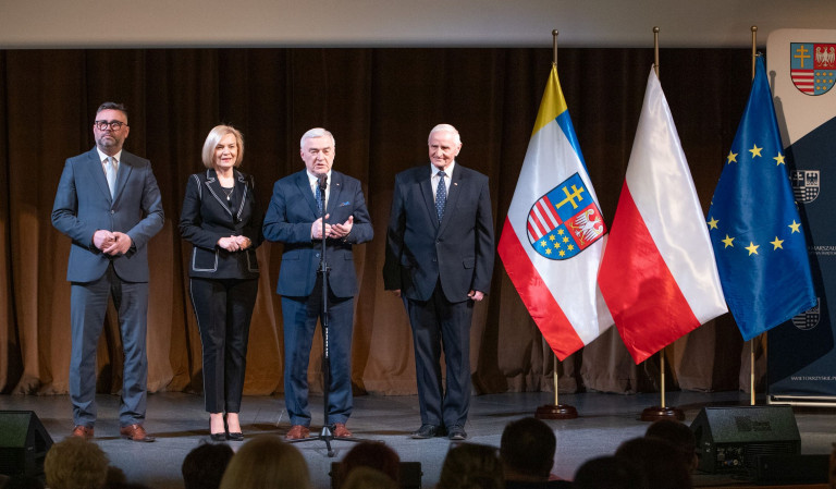 Tomasz Jamka, Renata Janik, Marek Jońca I Andrzej Bętkowski Stoją Na Scenie