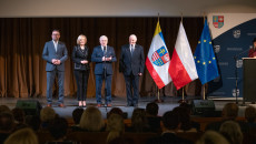 Tomasz Jamka, Renata Janik, Marek Jońca I Andrzej Bętkowski Stoją Na Scenie