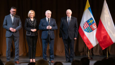 Tomasz Jamka, Renata Janik, Marek Jońca I Andrzej Bętkowski Stoją Na Scenie, Andrzej Bętkowski Przemawia