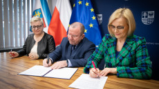 Wicemarszałkowie województwa świętokrzyskiego Renata Janik i Marek Bogusławski podpisali umowy na dofinansowanie 9 projektów „społecznych” z programu „Fundusze Europejskie dla Świętokrzyskiego 2021-2027”