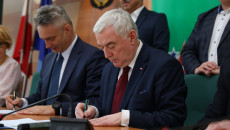W Staszowie marszałek Andrzej Bętkowski i członek Zarządu Województwa Marek Jońca podpisali umowy na doposażenie służb ratowniczych