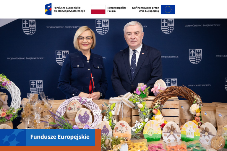 Zaproszenie Na Kiermasz, Przy Stoisku Z Ozdobami Stoją Marszałek Andrzej Bętkowski, Wicemarszałek Renata Janik