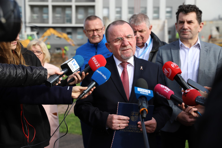 O Nowej Inwestycji W Szpitalu Poinformowali Na Konferencji Wicemarszałek Marek Bogusławski, Dyrektorzy Bartosz Stemplewski, Włodzimierz Wielgus, Andrzej Domański (3)