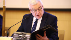 Andrzej Bętkowski Odczytuje Uchwały