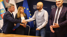 Andrzej Pruś, Anita Koniusz, Grzegorz Socha Oraz Dyrektor Muzeum W Maleńcu Po Podpisaniu Umowy