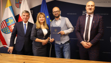 Andrzej Pruś, Anita Koniusz, Grzegorz Socha Oraz Dyrektor Muzeum W Maleńcu Pozują Do Wspólnego Zdjęcia