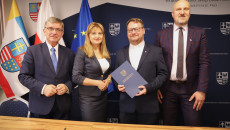 Andrzej Pruś, Anita Koniusz, Grzegorz Socha Oraz Jeden Z Beneficjentów Pozują Do Fotografii