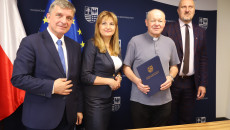 Andrzej Pruś, Anita Koniusz, Grzegorz Socha Oraz Proboszcz Parafii W Nowym Kazanowie Pozują Do Wspólnego Zdjęcia