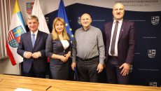 Andrzej Pruś, Anita Koniusz, Grzegorz Socha Oraz Proboszcz Pozują Do Zdjęcia