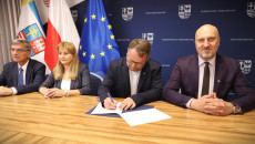 Andrzej Pruś, Anita Koniusz, Grzegorz Socha. Umowę Podpisuje Jeden Z Beneficjentów
