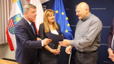 Andrzej Pruś, Anita Koniusz I Proboszcz Parafii Tuż Po Podpisaniu Umowy