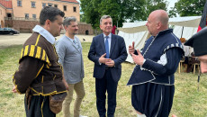 Andrzej Pruś Stoi W Towarzystwie Trzech Mężczyzn