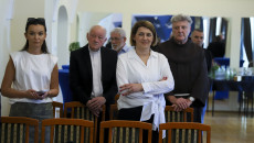 Beneficjenci Stoją W Rzędach Krzeseł.