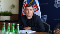 Członkowie Komisji Budżetu I Fniansów Siedzący Przy Stołach Podczas Obrad Komisji (3)