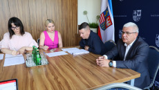 Członkowie Komisji Budżetu I Fniansów Siedzący Przy Stołach Podczas Obrad Komisji (4)