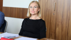 Członkowie Komisji Budżetu I Fniansów Siedzący Przy Stołach Podczas Obrad Komisji (5)
