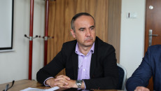 Członkowie Komisji Budżetu I Fniansów Siedzący Przy Stołach Podczas Obrad Komisji (7)