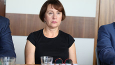 Członkowie Komisji Budżetu I Fniansów Siedzący Przy Stołach Podczas Obrad Komisji (8)